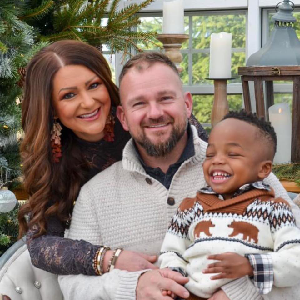 Family portrait with cozy background.